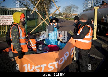 Hemel Hempstead, Regno Unito. 01st Apr 2022. Gli attivisti di Just Stop Oil, un ramo del gruppo di campagna per il cambiamento climatico Extinction Rebellion, avvolti in sacchi a pelo, mentre bloccano il Buncefield Oil Depot nell'Hertfordshire. Photo credit: Ben Cawthra/Sipa USA **NO UK SALES** Credit: Sipa USA/Alamy Live News Foto Stock