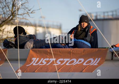 Hemel Hempstead, Regno Unito. 01st Apr 2022. Gli attivisti di Just Stop Oil, un ramo del gruppo di campagna per il cambiamento climatico Extinction Rebellion, siedono in cima a una petroliera mentre bloccano il Buncefield Oil Depot nell'Hertfordshire. Photo credit: Ben Cawthra/Sipa USA **NO UK SALES** Credit: Sipa USA/Alamy Live News Foto Stock