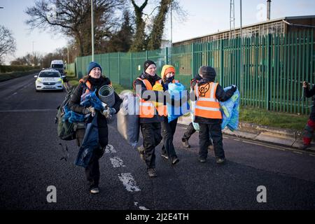 Hemel Hempstead, Regno Unito. 01st Apr 2022. Gli attivisti di Just Stop Oil, un ramo del gruppo di campagna per il cambiamento climatico Extinction Rebellion, trasportano forniture ad altri manifestanti mentre bloccano il Buncefield Oil Depot nell'Hertfordshire. Photo credit: Ben Cawthra/Sipa USA **NO UK SALES** Credit: Sipa USA/Alamy Live News Foto Stock