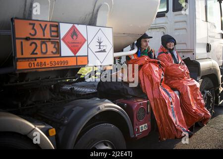 Hemel Hempstead, Regno Unito. 01st Apr 2022. Gli attivisti di Just Stop Oil, un ramo del gruppo di campagna per il cambiamento climatico Extinction Rebellion, siedono su una petroliera mentre bloccano il Buncefield Oil Depot nell'Hertfordshire. Photo credit: Ben Cawthra/Sipa USA **NO UK SALES** Credit: Sipa USA/Alamy Live News Foto Stock