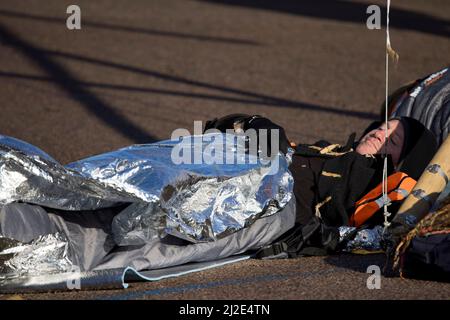 Hemel Hempstead, Regno Unito. 01st Apr 2022. Un attivisti di Just Stop Oil, un ramo del gruppo di campagna per il cambiamento climatico Extinction Rebellion, avvolto in una coperta termica mentre bloccano il Buncefield Oil Depot nell'Hertfordshire. Photo credit: Ben Cawthra/Sipa USA **NO UK SALES** Credit: Sipa USA/Alamy Live News Foto Stock