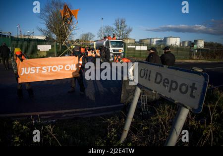 Hemel Hempstead, Regno Unito. 01st Apr 2022. Attivisti di Just Stop Oil, un ramo del gruppo di campagna per il cambiamento climatico Extinction Rebellion, blockade Buncefield Oil Depot nell'Hertfordshire. Photo credit: Ben Cawthra/Sipa USA **NO UK SALES** Credit: Sipa USA/Alamy Live News Foto Stock