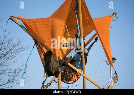 Hemel Hempstead, Regno Unito. 01st Apr 2022. Un attivista di Just Stop Oil, un ramo del gruppo di campagna per il cambiamento climatico Extinction Rebellion, siede in un'amaca sospesa, mentre bloccano il Buncefield Oil Depot nell'Hertfordshire. Photo credit: Ben Cawthra/Sipa USA **NO UK SALES** Credit: Sipa USA/Alamy Live News Foto Stock