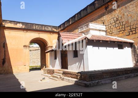 Architettura vintage di un vecchio edificio con un tetto a capanna al Forte Bangalore, costruito da Kempe Gowda nel 16th secolo, Karnataka, India Foto Stock