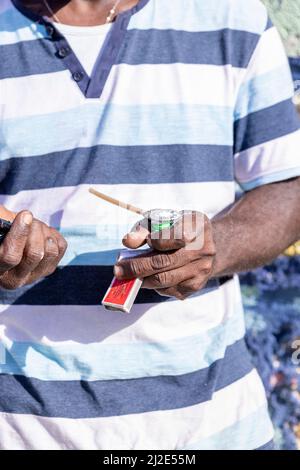 Uomo che fuma crepa nelle strade di Curacao Foto Stock