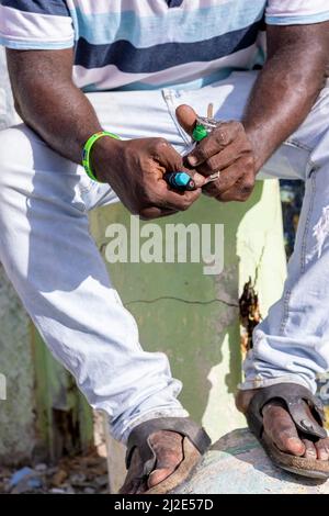 Uomo che fuma crepa nelle strade di Curacao Foto Stock