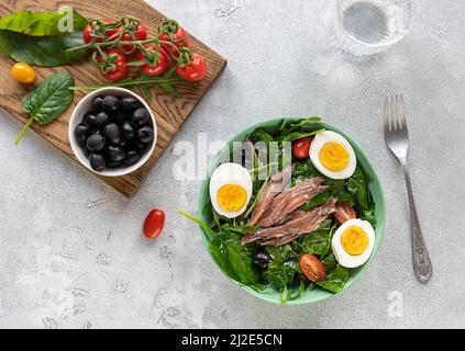 Insalata Nicoise, ottima per cena con dieta keto. Foto Stock