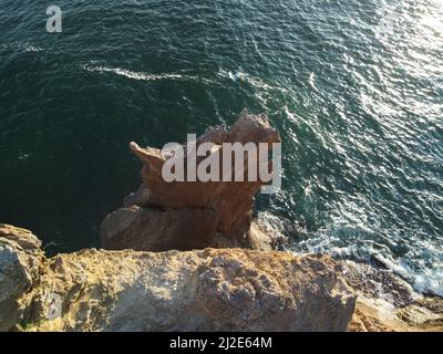 La testa del drago sorge dall'acqua - la roccia o la formazione di lava con la forma di un grande animale. Popolare destinazione di viaggio formazione di roccia vulcanica in Foto Stock