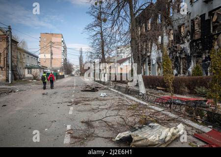 Un paio di mani che tengono camminare lungo una strada bombardata Irpin, nella foto 29.03.2022 (CTK Photo/Vojtech Darvik Maca) Foto Stock