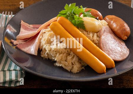 Choucroute garnie (francese per crauti vestiti) è una ricetta alsaziana per preparare crauti con salsicce e altri salumi e salumi, Foto Stock