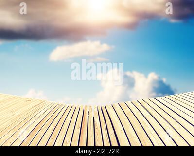 Bellissimo sfondo naturale. Nuvole bianche e soffici nel fantastico cielo blu. Collage creativo. Mondo di bellezza. Foto Stock