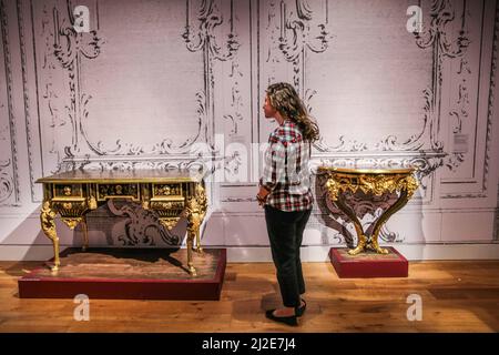 Londra, Regno Unito. 01st Apr 2022. Tabelle di Knee Hole, attribuite a Bernard i Van Risenburgh c 1715 (L) Console Table Andres-Charles Boulle 1705 (r) .Paul Quezada-Neiman/Alamy Live News Credit: Paul Quezada-Neiman/Alamy Live News Foto Stock