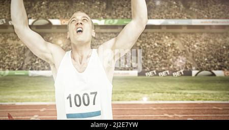 Immagine composita dell'atleta caucasico maschile che festeggia dopo aver vinto una gara contro lo stadio sportivo Foto Stock