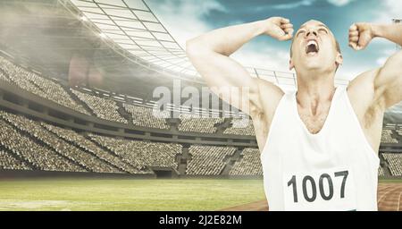 Immagine composita dell'atleta caucasico maschile che festeggia dopo aver vinto una gara contro lo stadio sportivo Foto Stock