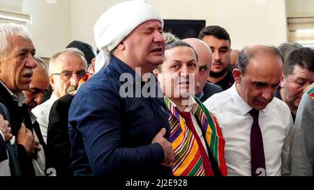 I musulmani Anatoliani Alevi si sono riuniti nei Djemevi di Izmir, in Turchia, il 25 marzo 2022 e hanno celebrato l'arrivo di Newroz primaverile con il 'Rito dell'unità'. Hanno pregato insieme in questa speciale messa officata dal leader religioso Alevi 'dde', eseguito dhikr ed eseguito danza religiosa che si chiama 'Semah' Foto Stock