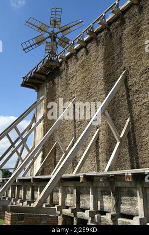 Ciechocinek, Kujawy, Polonia Polen, Polska, centro benessere - Torre di laurea nel parco termale; Kurort - Gradierwerk im Kurpark; 療養勝地-溫泉公園的畢業塔, 生態學、木結構技術 Foto Stock