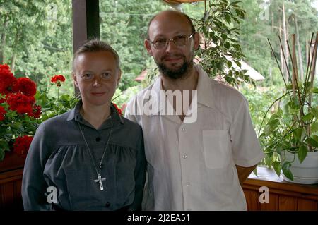 Augustów, Polonia, Polen, Polska, Ritratto di una suora e di un giovane. Porträt einer Nonne und eines jungen Mannes. Raltrato de una monja y un joven. Foto Stock