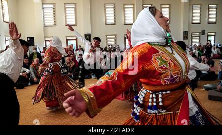 I musulmani Anatoliani Alevi si sono riuniti nei Djemevi di Izmir, in Turchia, il 25 marzo 2022 e hanno celebrato l'arrivo di Newroz primaverile con il 'Rito dell'unità'. Hanno pregato insieme in questa speciale messa officata dal leader religioso Alevi 'dde', eseguito dhikr ed eseguito danza religiosa che si chiama 'Semah' Foto Stock