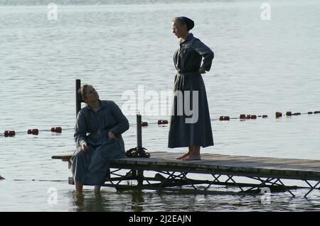 Augustów Polonia Polen, Polska, le monache parlano sul molo vicino al lago. Die Nonnen unterhalten sich auf dem Pier am See. Zakonnice pomost jezioro Foto Stock