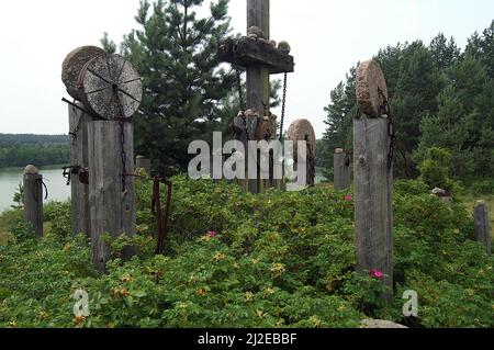 Wigry, Podlasie, Polonia, Polen, Polska, Czerwony Krzyż, Installazione che commemora la pacificazione del villaggio da parte dei tedeschi nel 1944. Koła słupy Foto Stock