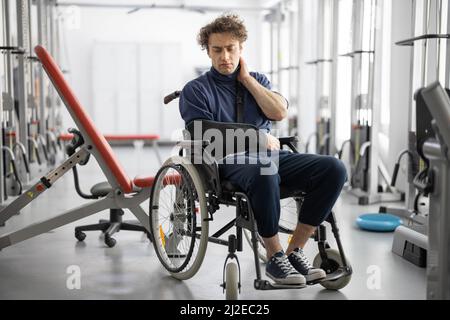 Ragazzo in sedia a rotelle presso il centro di riabilitazione Foto Stock