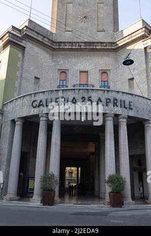 L'edificio maestoso della Galleria XXV Aprile: Un tipico esempio di architettura di epoca fascista nel centro storico di Cremona. Foto Stock