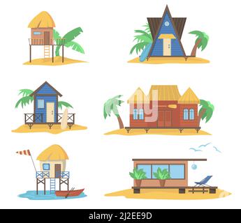 Case estive al mare set. Bungalow in legno su pali, capanne da spiaggia con cime di paglia con palme e tavole da surf. Illustrazioni vettoriali per vacanze estive, c Illustrazione Vettoriale