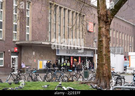 Dusseldorf, Germania. 31st Mar 2022. Biciclette sono di fronte all'ingresso principale, portabiciclette, stazione principale di Duesseldorf il 31 marzo 2022, Â credito: dpa/Alamy Live News Foto Stock