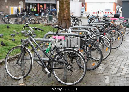 Le biciclette si trovano di fronte all'ingresso principale, i portabiciclette, la stazione principale di Duesseldorf il 31 marzo 2022, Â Foto Stock