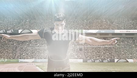 Immagine composita dell'atleta caucasico maschile che festeggia dopo aver vinto una gara contro lo stadio sportivo Foto Stock