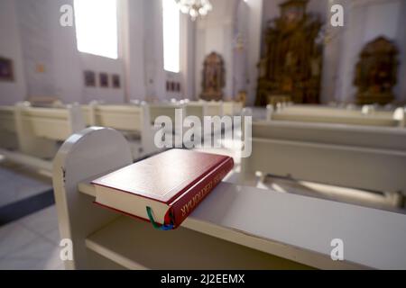 22 marzo 2022, Amburgo: Vista della Chiesa cattolica di San Giuseppe su Große Freiheit nel distretto di St. Pauli. Padre Karl Schultz lavora da dodici anni come parroco nella chiesa al centro di San Pauli. Ora il pastore ha scritto un libro su di esso intitolato "tra Chiesa e quartiere", che presenterà nel 28.03.2022 a Panik City. Foto: Marcus Brandt/dpa Foto Stock