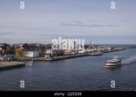Nave da crociera nel canale di Rostock, Germania, molto vicino alla famosa spiaggia. Giornata di sole in inverno. Foto Stock