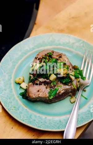 Bistecca di tonno con salsa di pera. Outdoor photo.selective focus Foto Stock