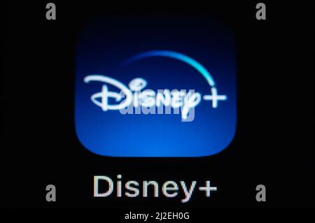 08 Marzo 2022, Baden-Wuerttemberg, Rottweil: L'applicazione App Disney+ può essere visualizzata sul display di un iPhone se. Foto: Silas Stein/dpa Foto Stock