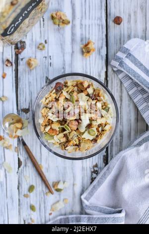 Ciotola disordinata di granola di cheto vegano fatta con noci pecan, nocciole, cocco non zuccherato, semi di girasole, semi di pepita e addolcita con eritritolo. Servito Foto Stock