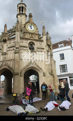 Manifestanti a Chichester, Inghilterra, che si battono contro il fondo pensionistico dell'autorità locale che investe nell'industria dei combustibili fossili. Petizione on-line. Foto Stock