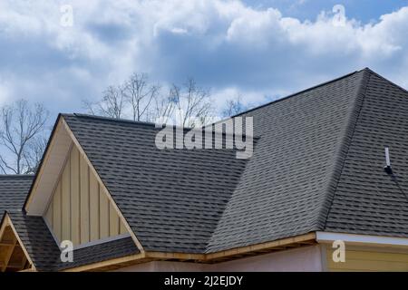 Grinzoli asfalto costruzione coperture impermeabilizzazione per casa asfalto scandole angolo Foto Stock
