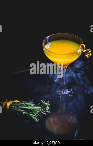 Succo d'arancia fresco su sfondo scuro. Foto Stock