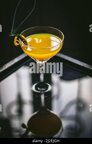 Succo d'arancia fresco su sfondo scuro. Foto Stock