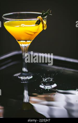 Succo d'arancia fresco su sfondo scuro. Foto Stock
