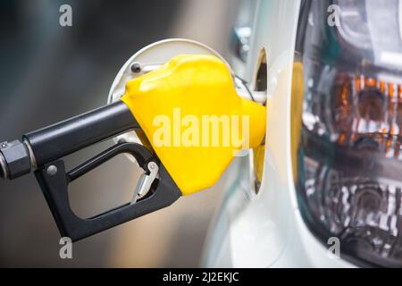 Ugelli di riempimento della pompa benzina nella stazione di servizio Foto Stock