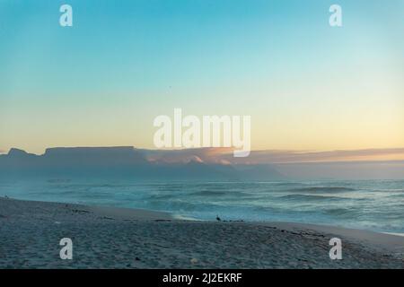 Splendida vista idilliaca del mare contro il cielo blu vista dalla spiaggia Foto Stock