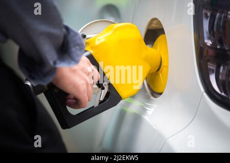 Ugelli di riempimento della pompa benzina nella stazione di servizio Foto Stock