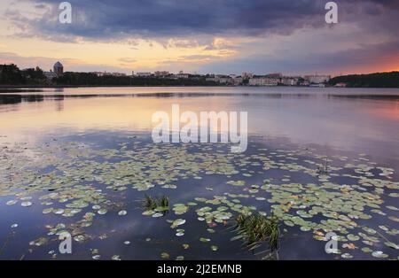 Bellissimo paesaggio autunnale con il lago Foto Stock