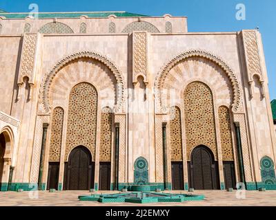 Moschea Hassan II di Casablanca in un pomeriggio soleggiato Foto Stock