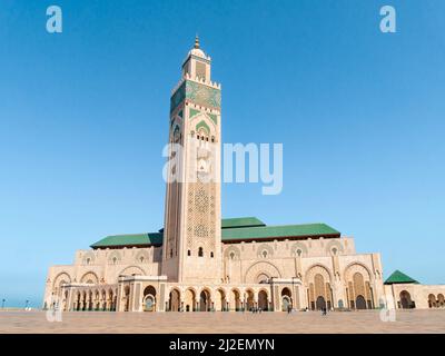 Moschea Hassan II di Casablanca in un pomeriggio soleggiato Foto Stock