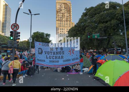 Buenos Aires, Argentina. 31st Mar 2022. I movimenti sociali fanno rivendicazioni al governo e come misura di forza si accampano su Avenida 9 de Julio di fronte al Ministero dello sviluppo sociale tra gli altri punti della città e del paese, da ieri 30th marzo. Sono stati campeggio per un giorno che taglia fuori il traffico e genera il caos veicolare. Essi continueranno fino a mezzogiorno di venerdì 1st aprile. (Credit Image: © Esteban Osorio/Pacific Press via ZUMA Press Wire) Foto Stock