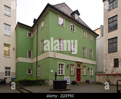 Jena, Germania. 01st Apr 2022. La casa romantica ristrutturata. Circa un anno dopo un danno all'acqua, i lavori di ristrutturazione finale sono stati completati. L'ex sede del filosofo Johann Gottlieb Fichte (1762-1814) e del Museo del Romanticismo precoce riaprirà le porte il 2 aprile. Nel febbraio 2021, un tubo dell'acqua nell'edificio elencato risalente al 1669 aveva scoppiato a causa di gelo pesante, causando danni estesi. Credit: Martin Schutt/dpa/Alamy Live News Foto Stock