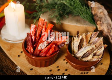 Due ciotole di porzioni di pesce secco. Cibo da bar. Spuntini alla birra. Cibo da pub estremamente salato. Ideale per consumare con la birra. Mix di diversi spuntini e antipasti Foto Stock
