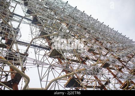 Ex resti del sistema radar Duga nella base militare abbandonata nella zona di esclusione di Chernobyl, Ucraina Foto Stock